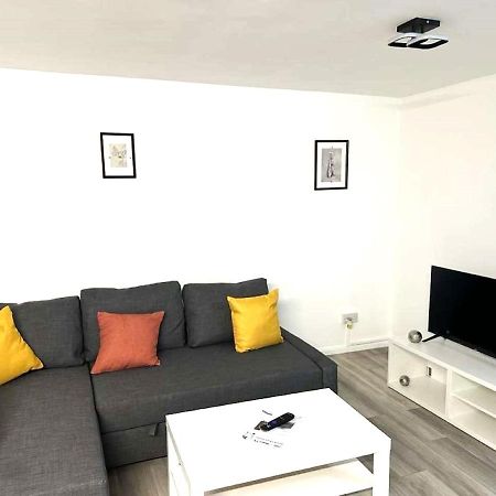 Stylish Apartment At Carlton Grove Londra Dış mekan fotoğraf