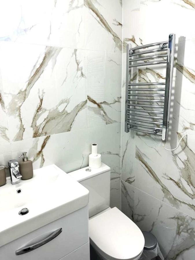 Stylish Apartment At Carlton Grove Londra Dış mekan fotoğraf