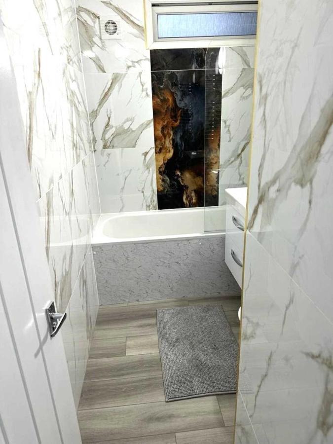 Stylish Apartment At Carlton Grove Londra Dış mekan fotoğraf